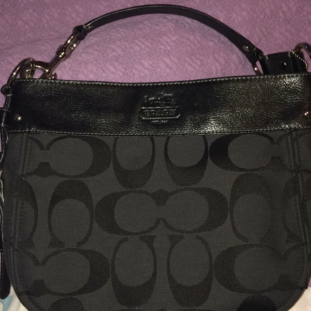 😍😍Flawless Black Coach shoulder bag!